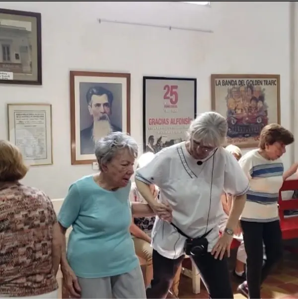 Participantes realizando ejercicios coordinados