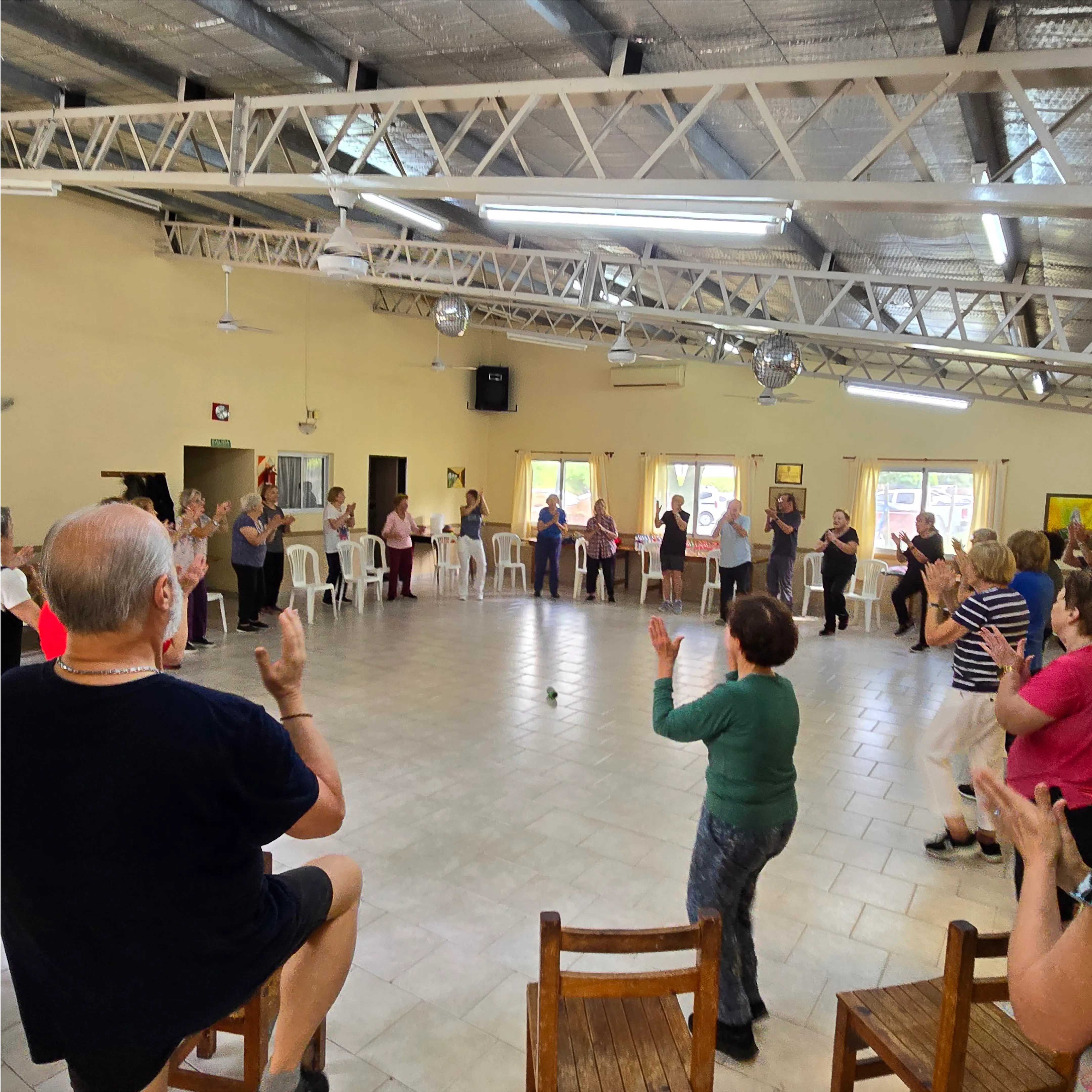 Participantes durante práctica guiada